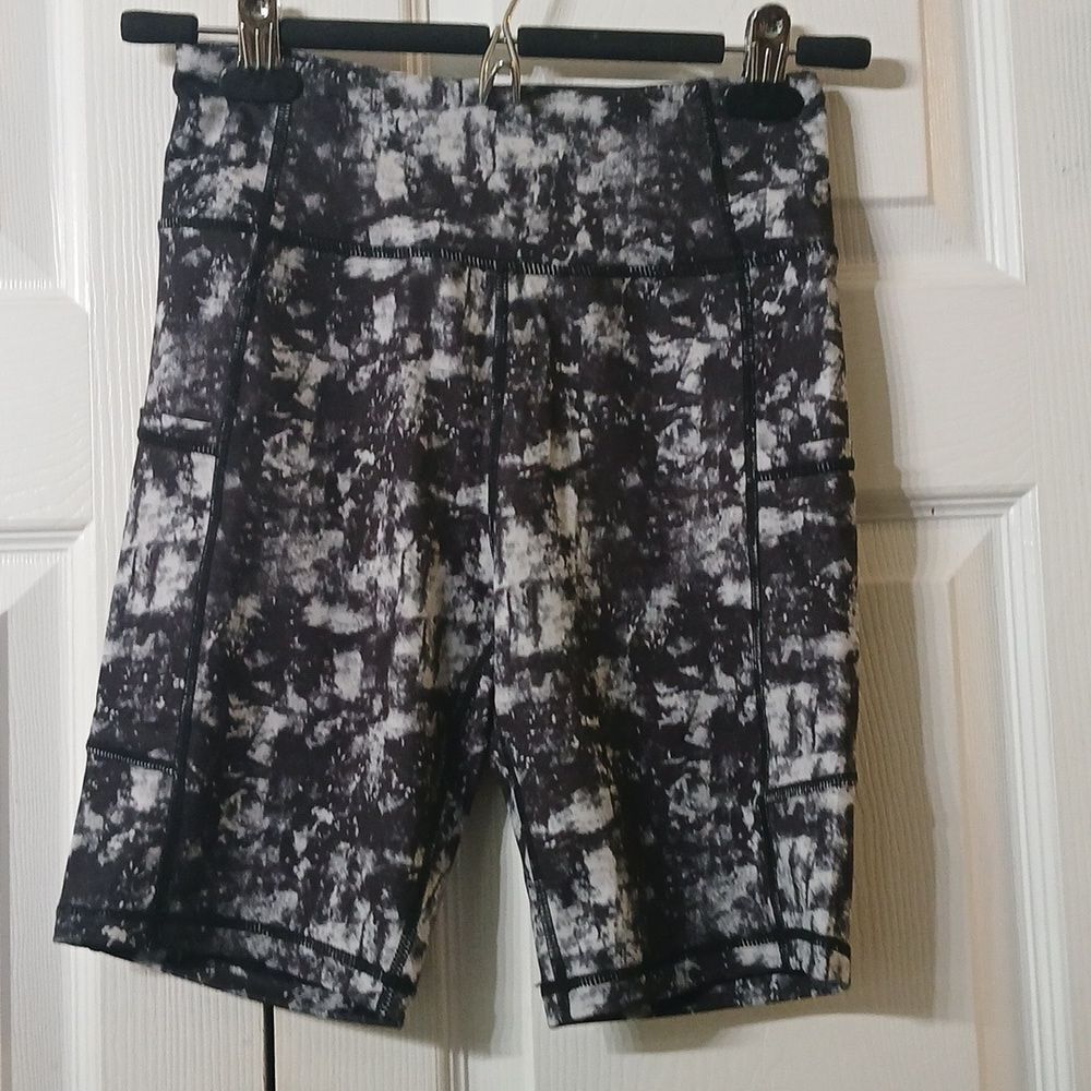 Apexup  black white yoga shorts with side pockets Sz XS NEW in BOX